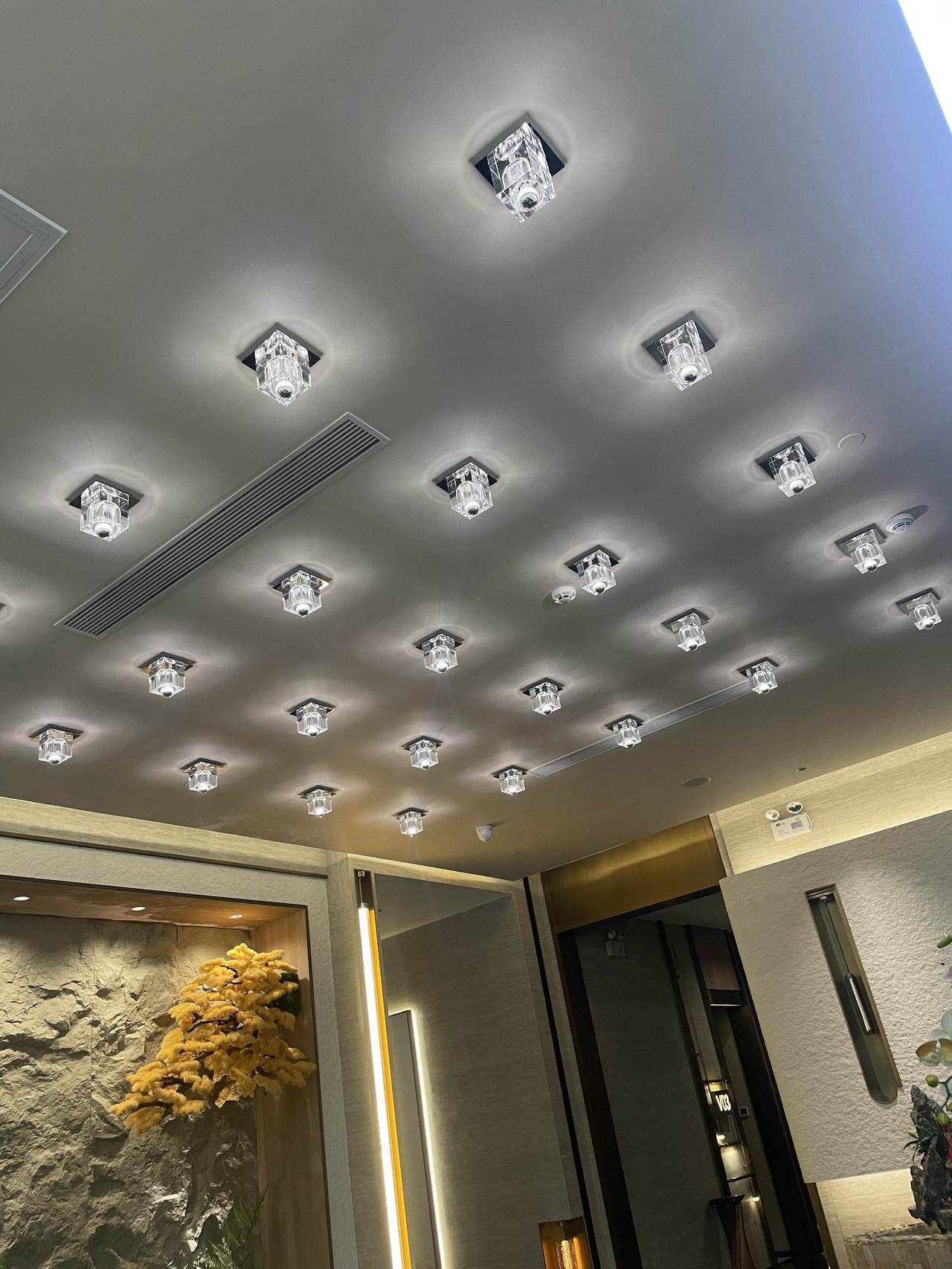 高学历不等于有教养，这句话真的被我楼上邻居印证了。
一对研究生小夫妻，看着文质彬