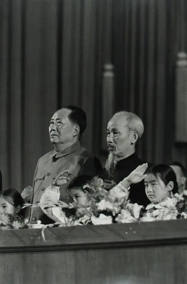 毛主席和越南主席胡志明合影，拍摄于1959年建国十周年庆期间。