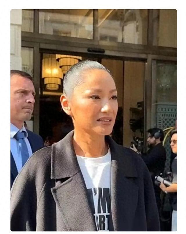 54岁瞿颖大方露出满头白发，不硬凹少女感，活的太通透
 
事业上，瞿颖是国内初代