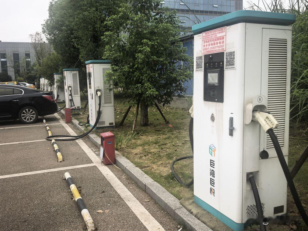 这个地方停车场八台充电桩全部故障？最新消息来了……

    9月27日有发帖在