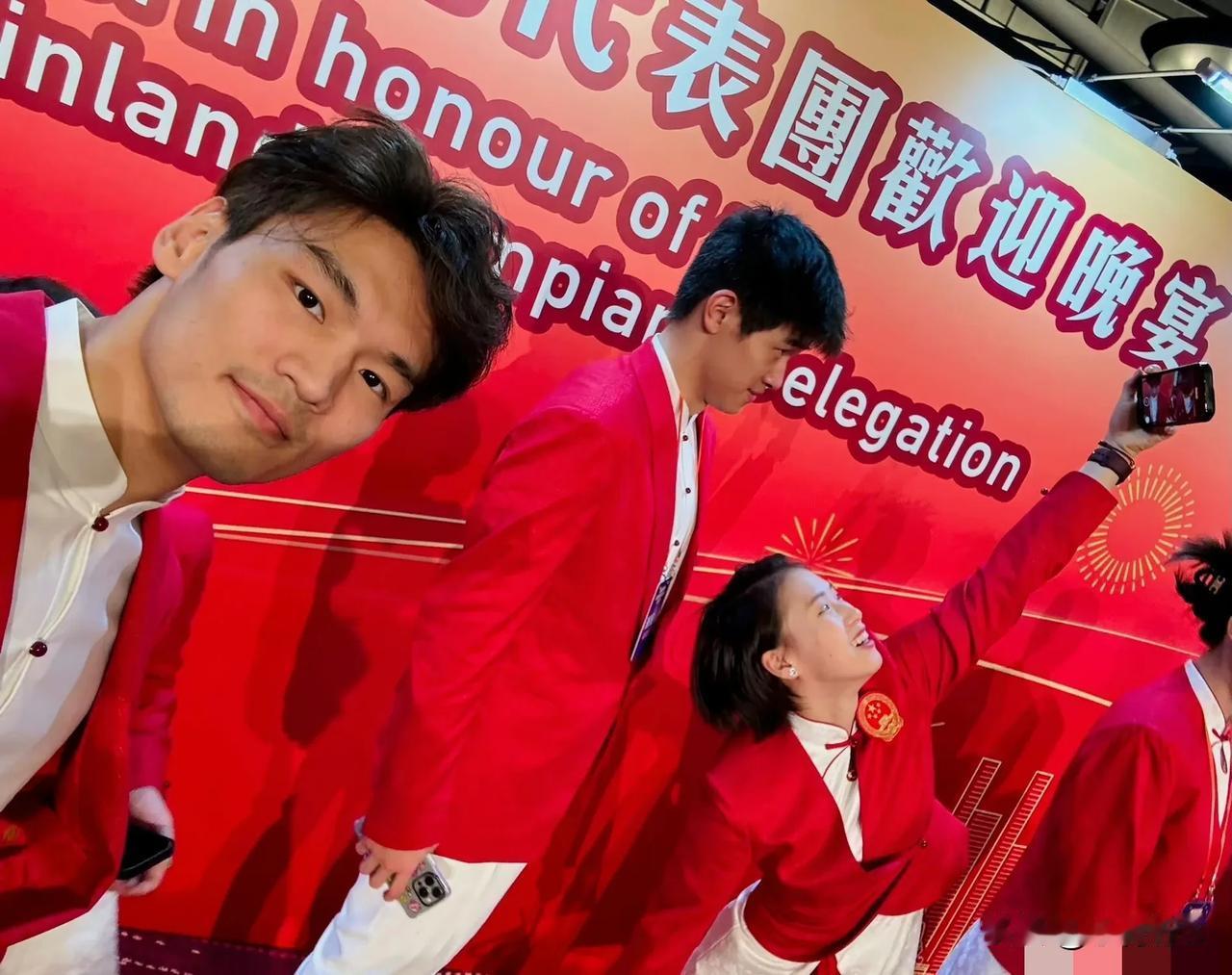 图一：两个乐乐合体了！

图二：两个妹宝儿同框了！

他们每次亮相都有惊喜啊！
