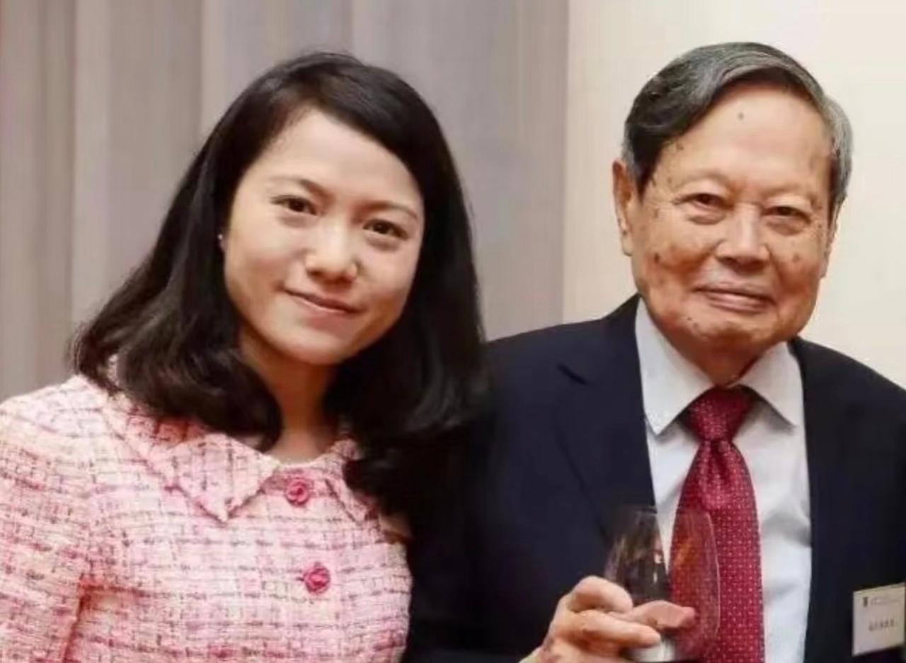 她用20年回答全世界：爱是守望人类的黎明

当48岁的翁帆再次走入公众视野，人们