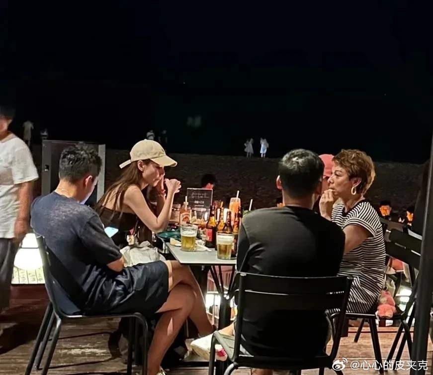 汪小菲这次还没小杨阿姨情商高离谱了，这波操作真是没想到对比小杨阿姨的果断回应，汪
