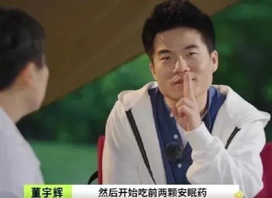俞敏洪又请董宇辉吃饭了，冯唐打趣他：“你身为陕西人，不是应该爱吃肉夹馍吗？怎么偏