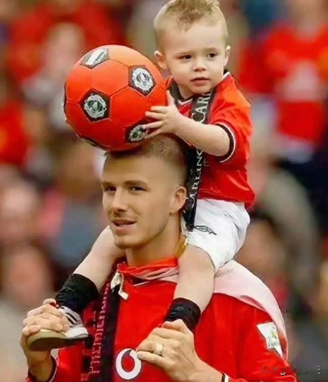 英国媒体爆料，布鲁克林通过律师告诉贝克汉姆和维多利亚，他们以后不能直接联系布鲁克