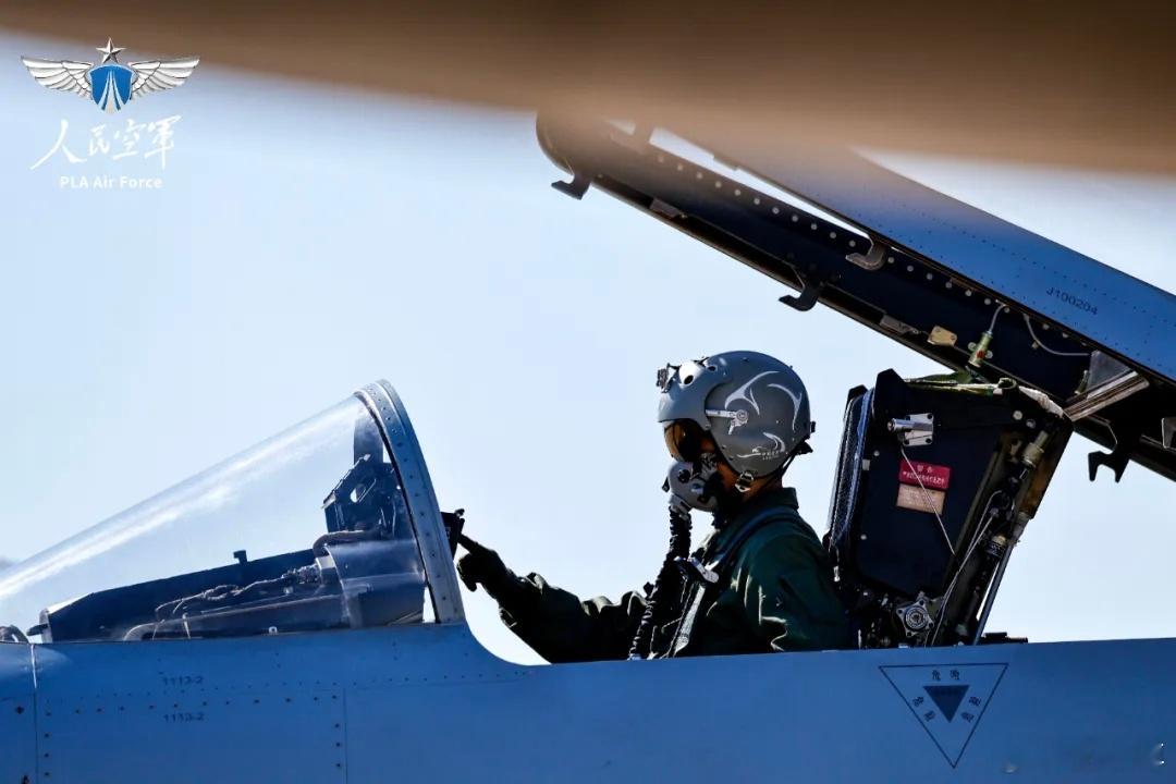 今年3月，该旅部分飞行员进驻兄弟单位，正式进入新机改装。当该旅的第一批新机到位时