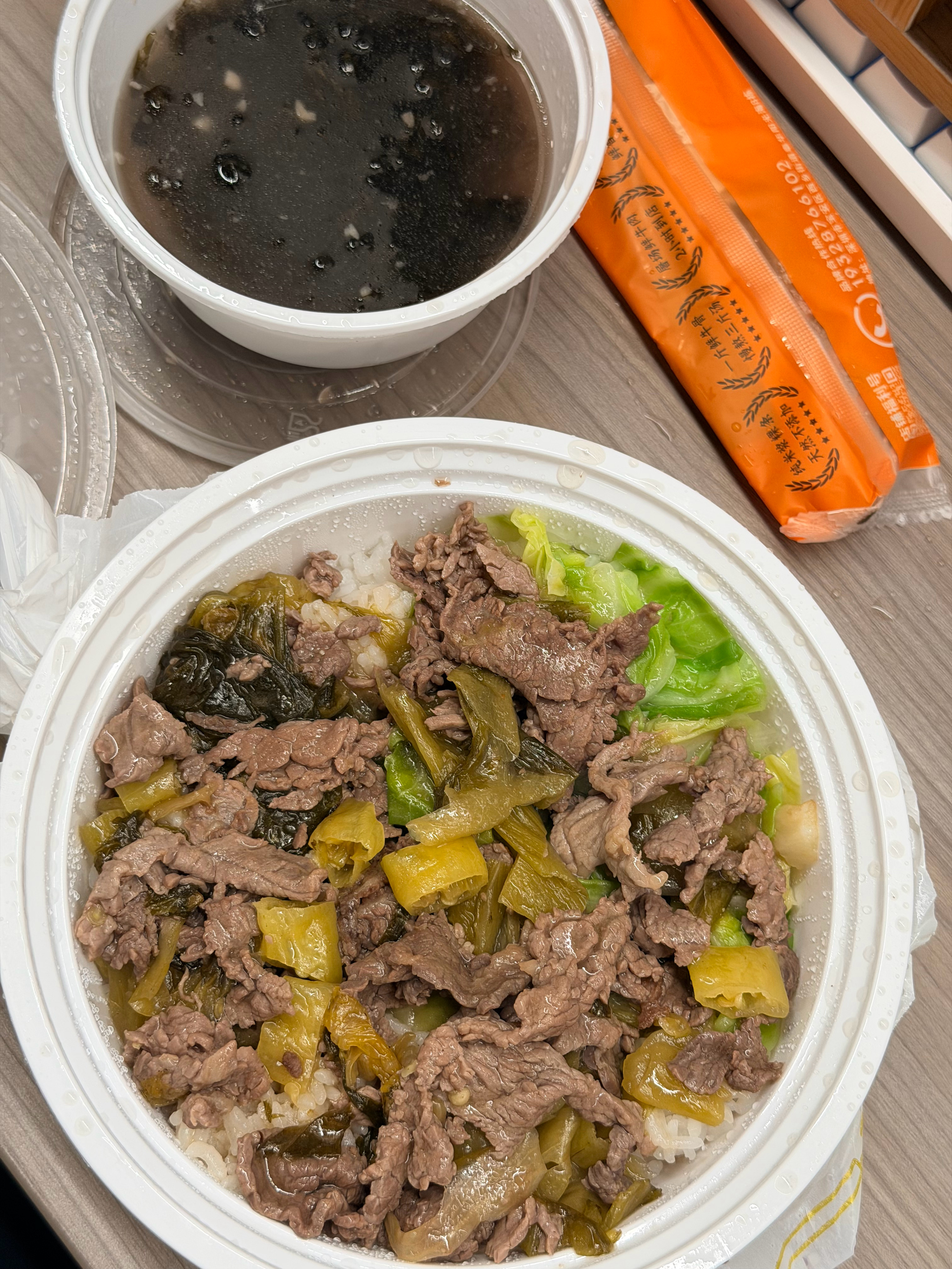 今天中午吃峰哥同款潮汕酸菜牛肉饭 