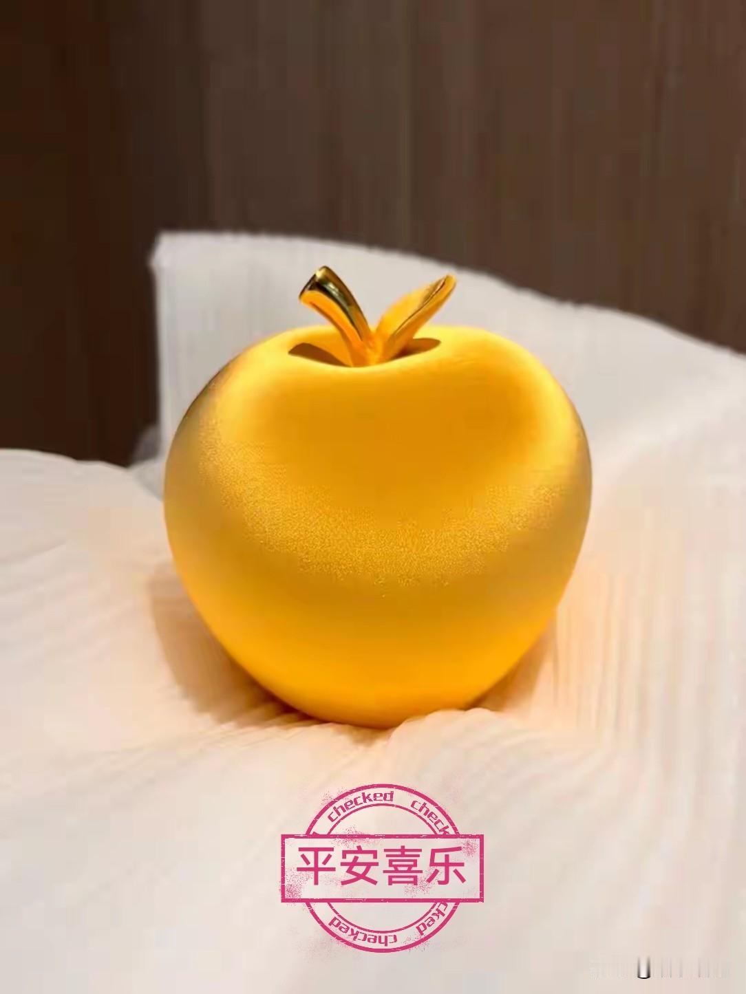 四十年后遇到我的初恋，是在一个朋友为儿子办婚礼的现场。
她比我小两岁，刚60岁，