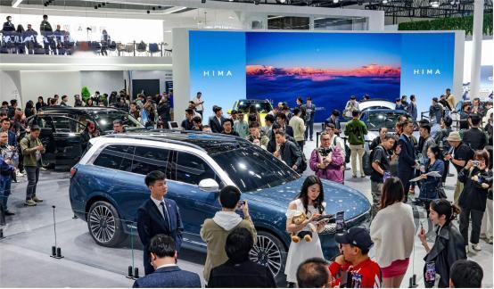  问界M9首次亮相车展这次去广州车展看到了鸿蒙智行展台首次展示的问界M9，看到实