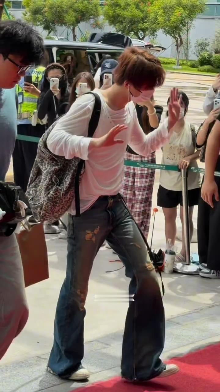 最近的裤子都好喜欢 大腿包那么紧 太性感了 
