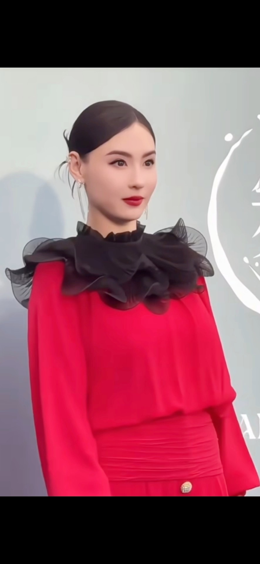 张柏芝顶级骨相就是这样的哇塞今日份水舞间红毯上的张柏芝真的好绝！骨相真的堪称顶级