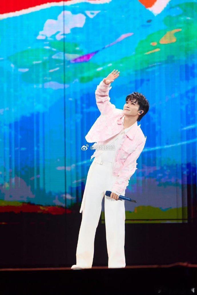 周深 暖宝宝 周深的贴心真的刻进骨子里了！不管是舞台上用温柔嗓音治愈人心，还是私