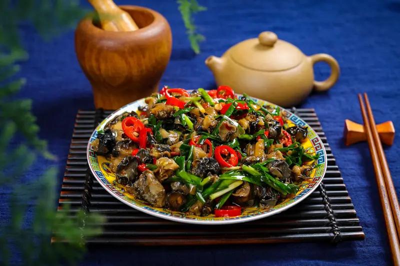 徐州美食韭菜炒螺蛳肉，那味道绝了！之前我照着教程做过这道菜。先准备青壳螺蛳、韭菜