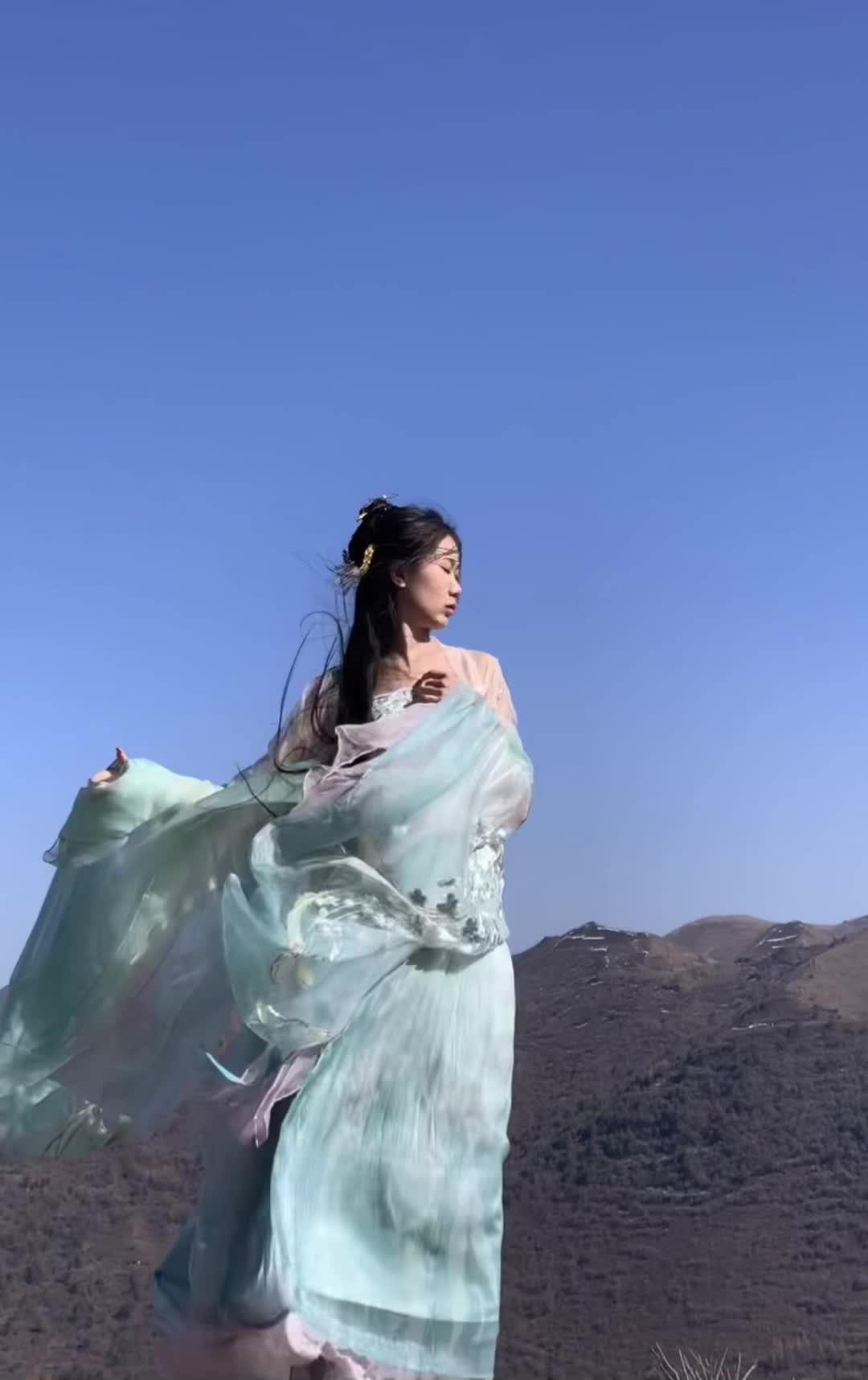 “神女？你们是这样称呼我们的吗？”
