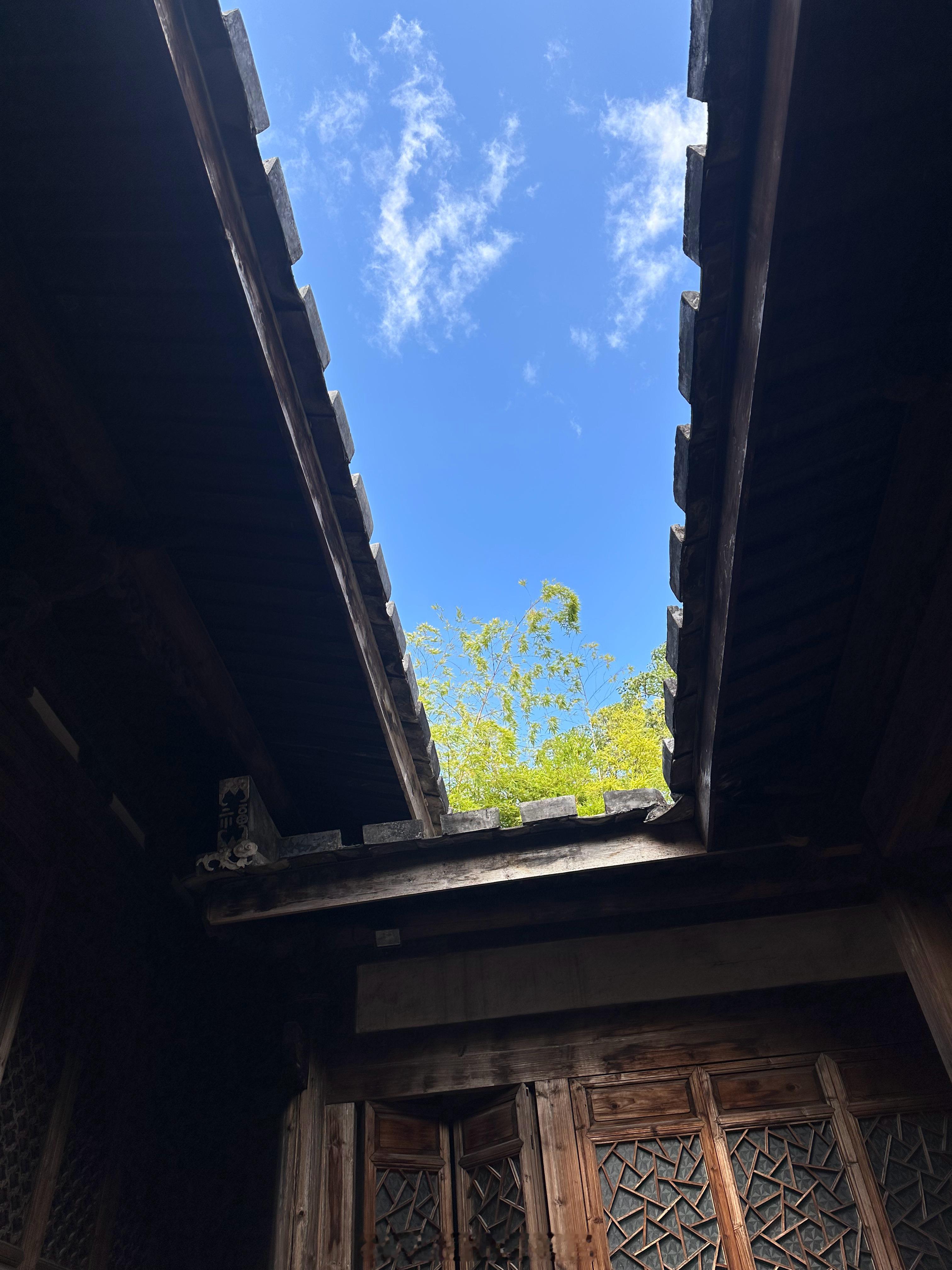 人世间每天都在上演各种“离别”……今天能看见的人，或许往后就永远都见不到了…你永