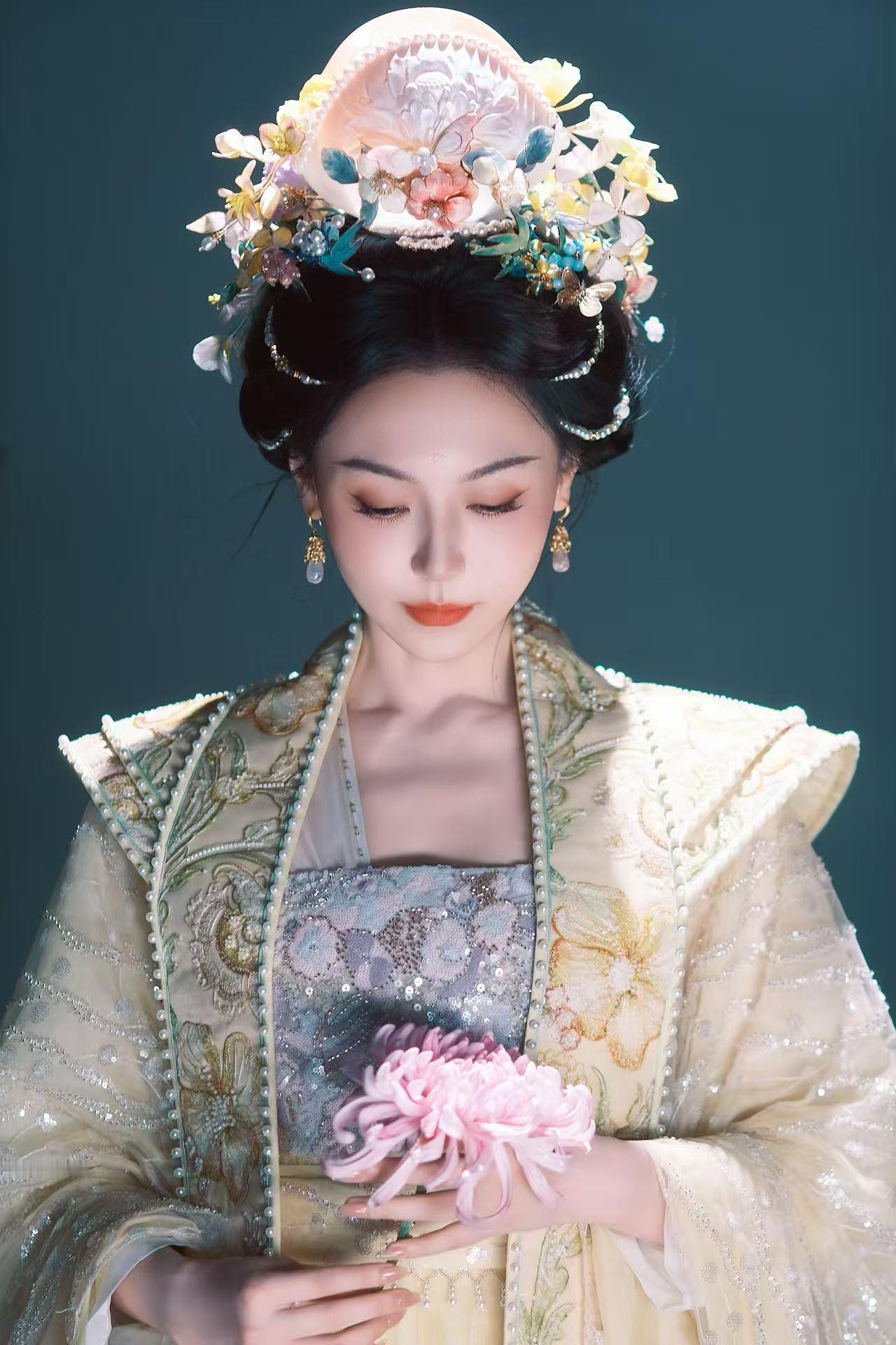 这才是素锦该有的样子黄梦莹鎏金花神造型刷到黄梦莹鎏金花神造型瞬间心动！鎏金薄纱泛