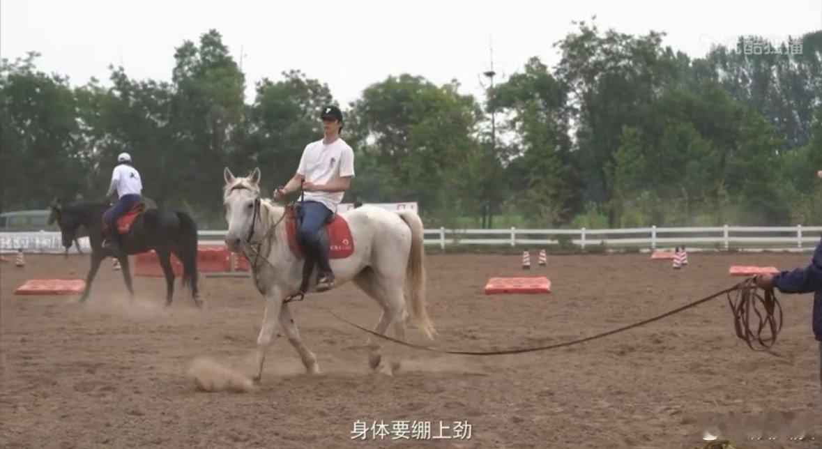 刘耀文没想到自己能控马起扬 天赋加努力双向奔赴，刘耀文轻松驾驭控马起扬，动作流畅