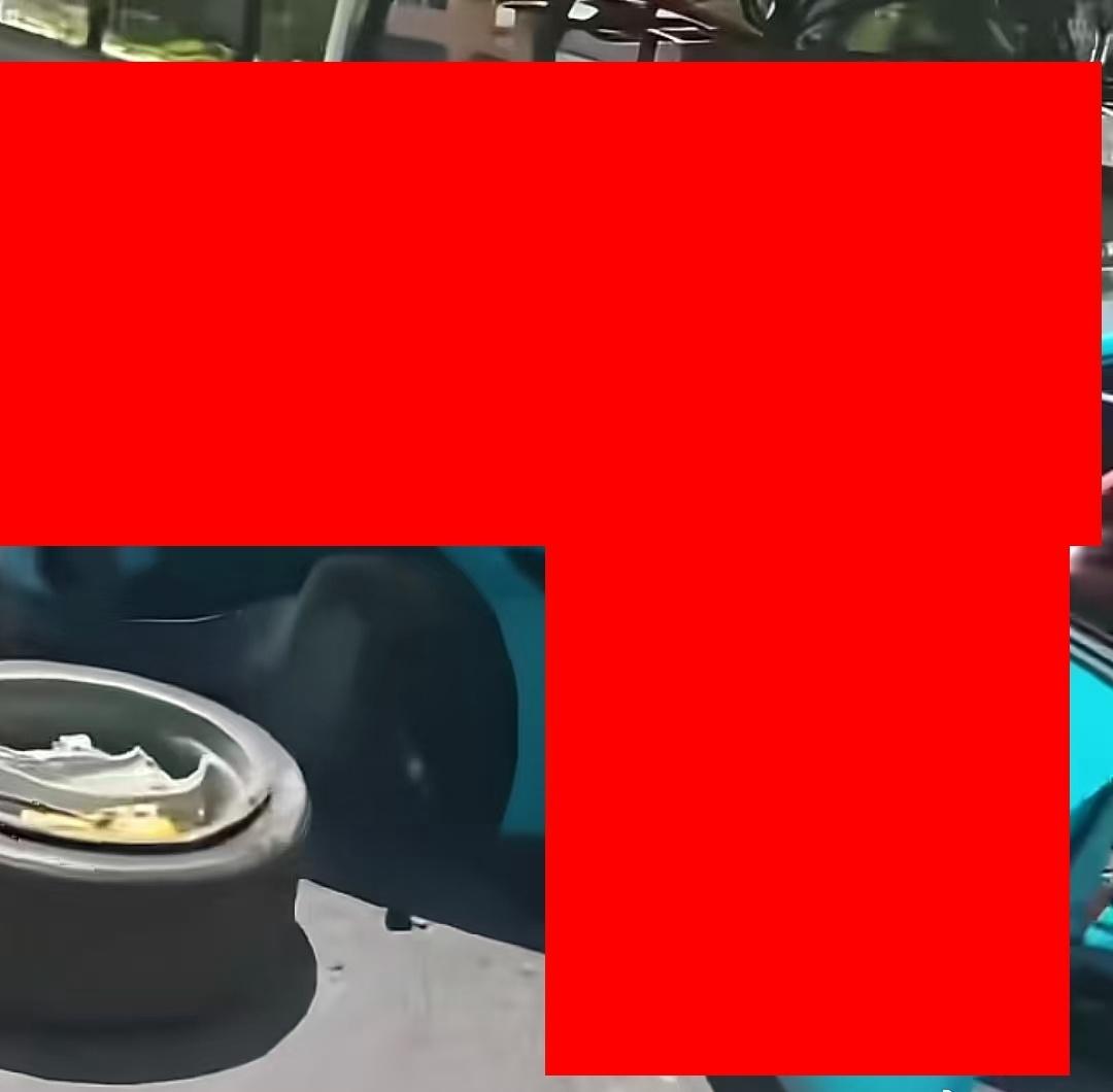 某地，一辆电车碰撞中间隔离带（就是那种一个铁墩子撑起一排铁栅栏那种，不是水泥墩子