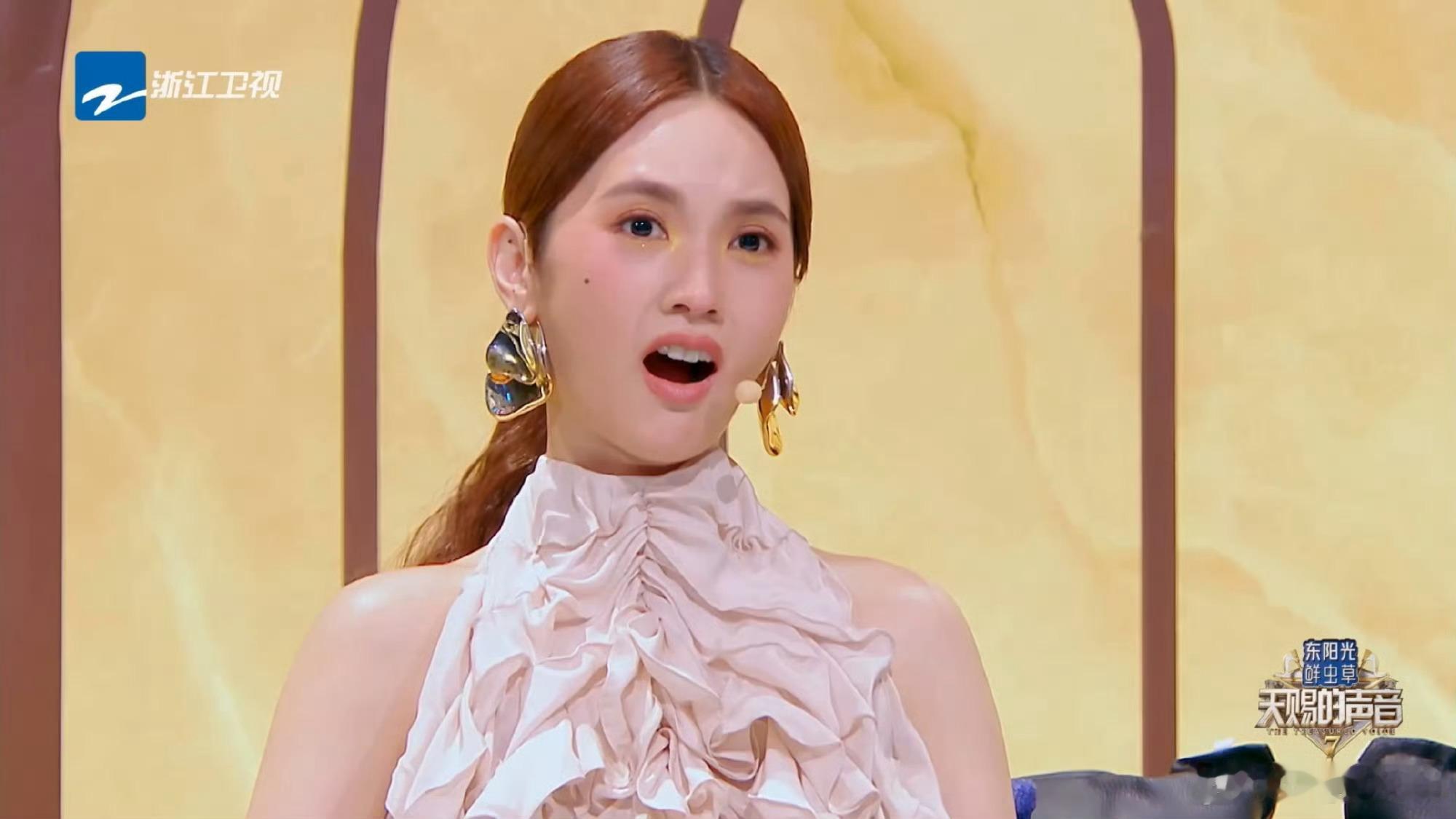 杨丞琳听到张子墨才18岁的表情天赐的声音舞台编曲成熟气场十足。得知张子墨仅仅十八