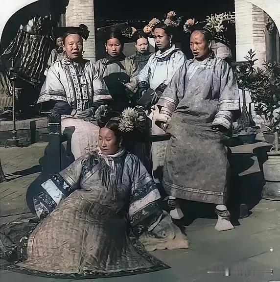 后宫佳丽三千，原来都是长得这个模样。估计这是过气的嫔妃，先皇遗妃，袍子都包浆了！