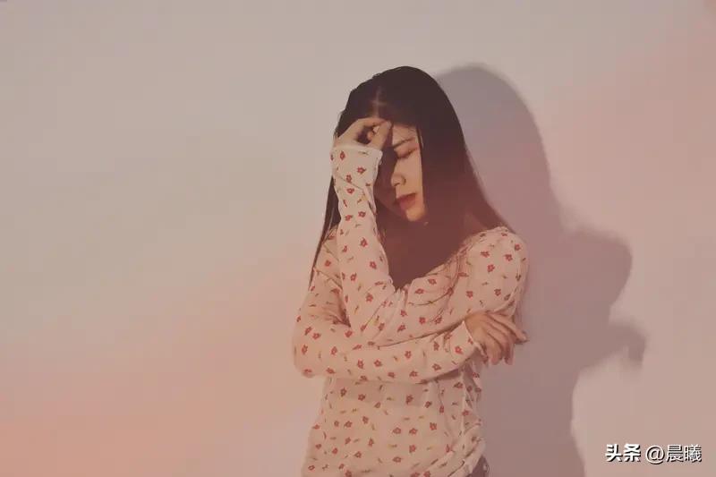 陷入情感太深
实在太过痛苦
就像闺蜜莉莉
和男友相恋5年
本盼着步入婚姻
却发现