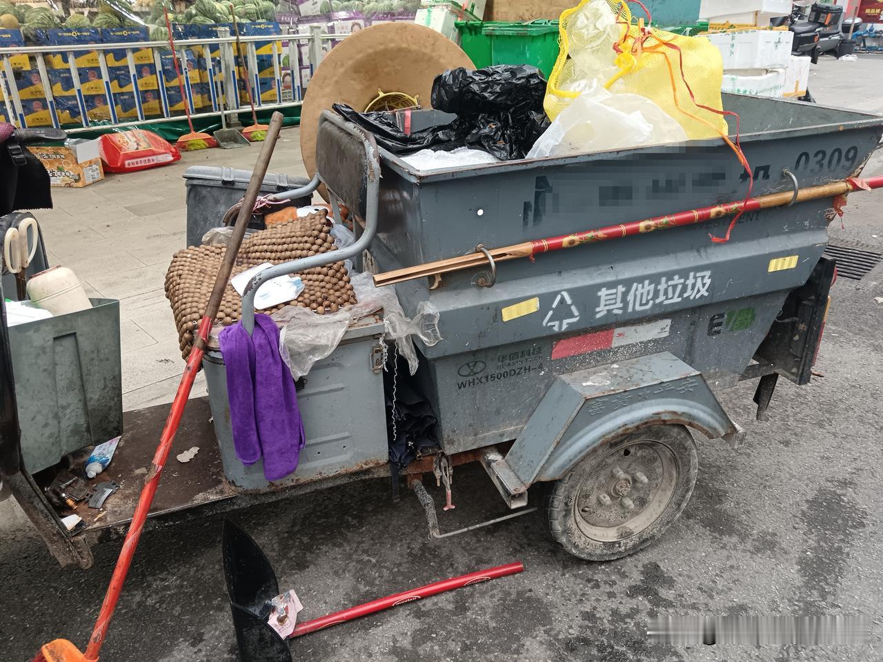相信不少人都见过穿梭于大街小巷的环卫车吧！
今天，我们既不探讨环卫工人披星戴月、