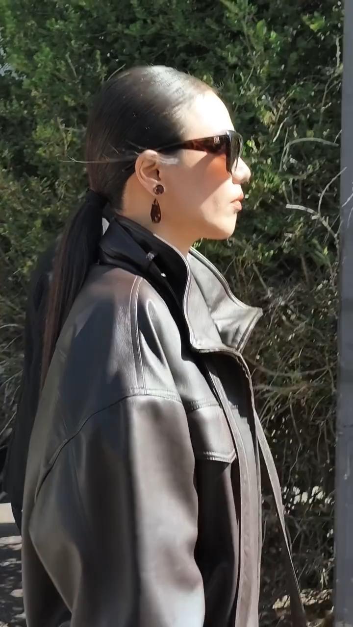 马思纯在40度的巴黎穿皮衣不得不说马思纯也真的是相当厉害了，在40度的天仍就面部