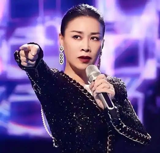 58岁的那英，又一次站在了风口浪尖，她甩出了一张九城巡演的海报，首站直接定在了北