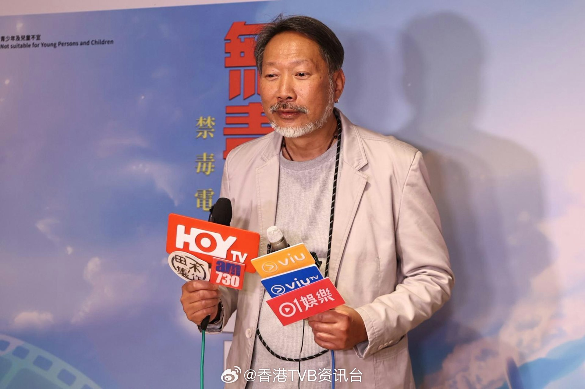 黄文标坦承患初期柏金逊症 豁达笑对手震：只手在打拍子黄文标（标哥）早前再次参演《