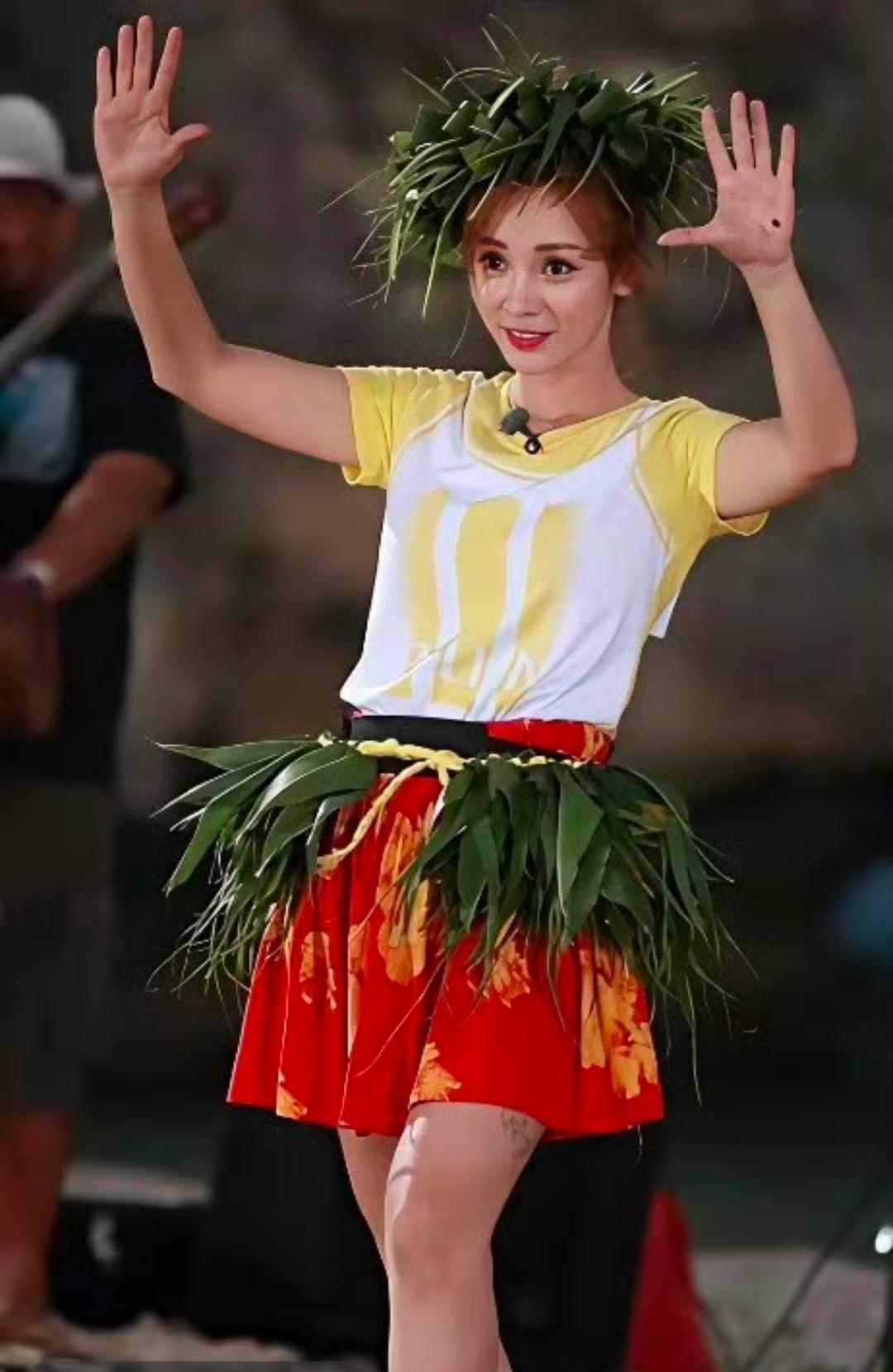 柳岩才是真正的拼命三娘吧！
当年她参加跑男，为了收视率也是拼了，邓超他俩配合完成