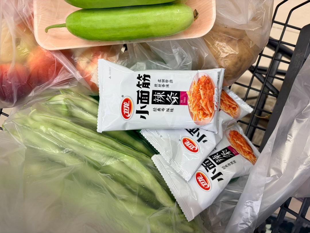 每次陪我逛超市可儿都会很自觉的去拿三袋小辣条一个暑假拿了9袋了。吃辣条她不嫌辣，
