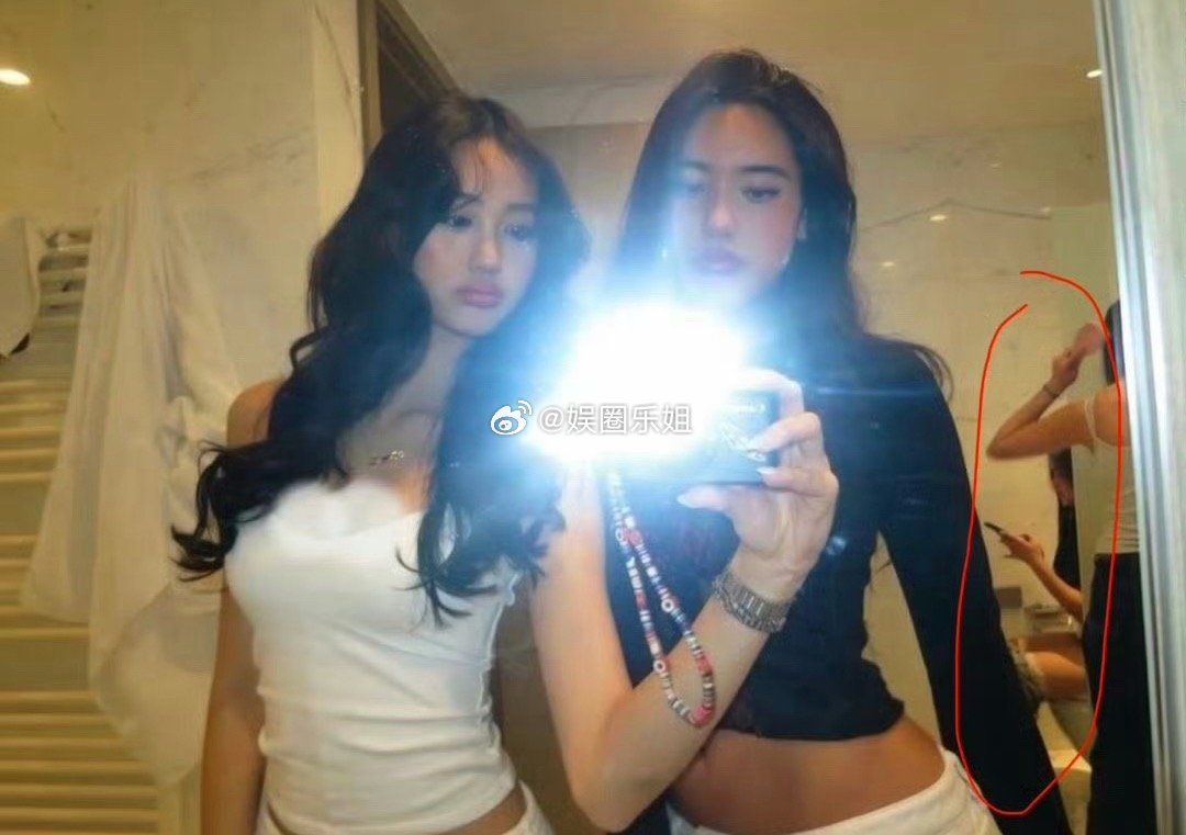 这个真没什么可解释的，众所周知，这种自拍一定是修过图才发出来的，边边角角都会检查