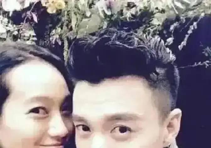 徐志胜在丽江街头两次热情打招呼，却被朱丹周一围无视。
这段视频被剪进脱口秀，瞬间