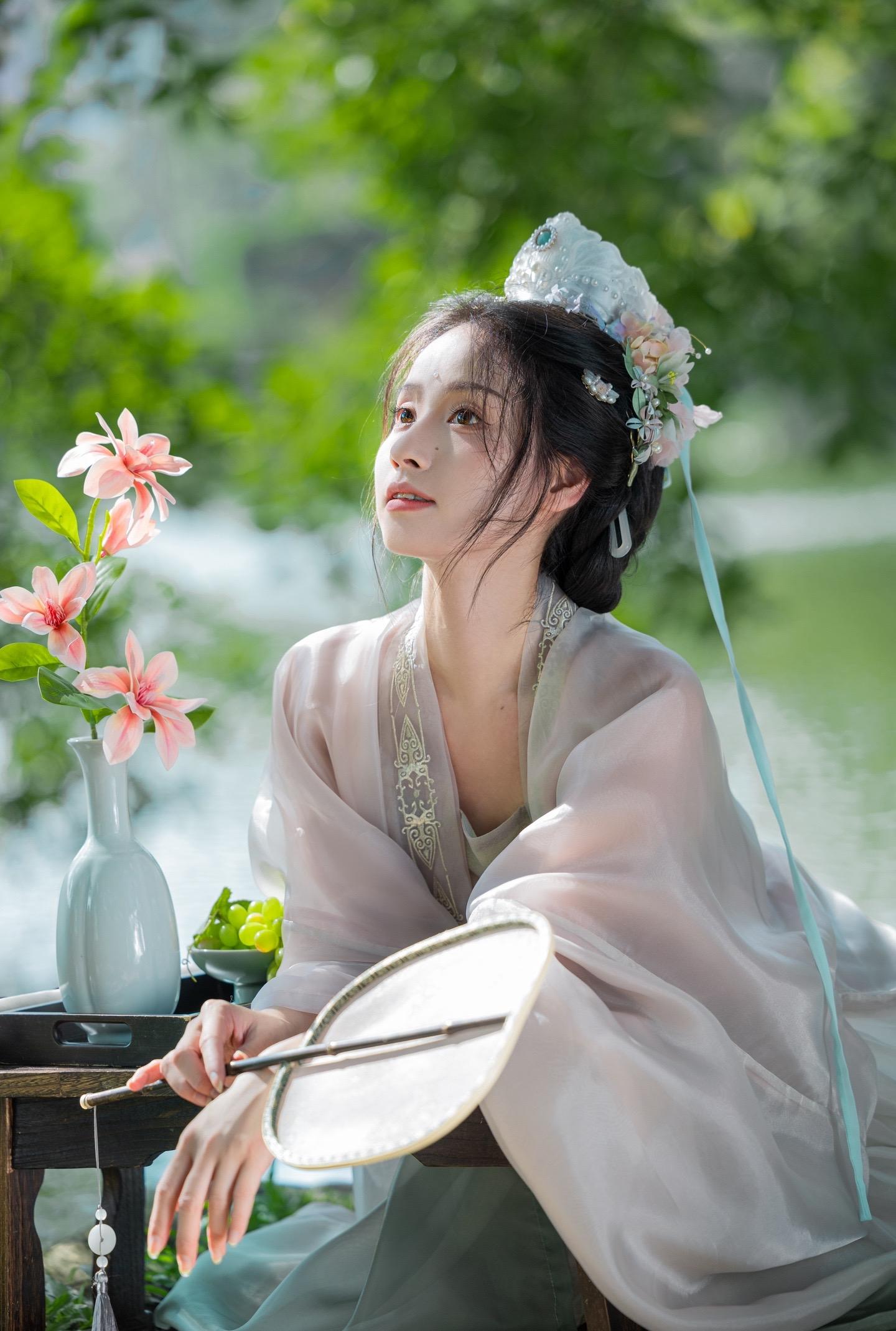 望着烛台上那幅画，辗转风干是你的泪啊。宋制写真