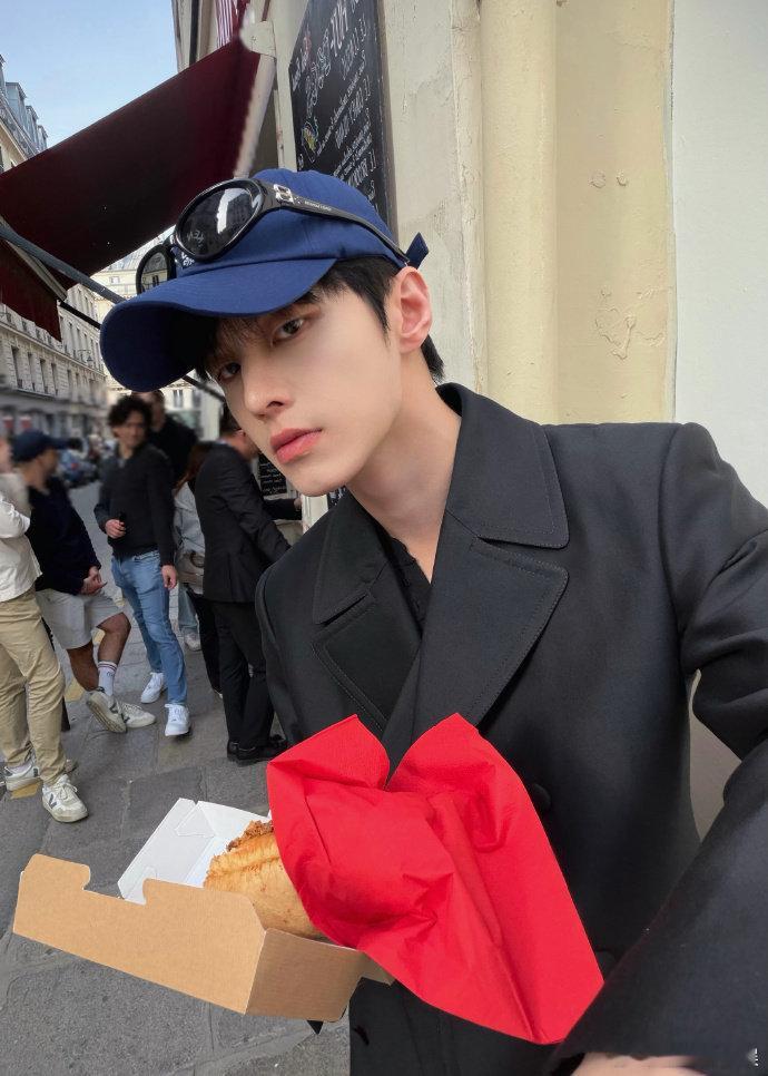 何与五天官宣三个商务 何与口碑没出过什么问题，人气也在线，商业价值这一波直接起飞