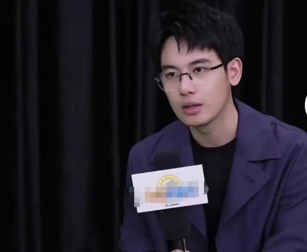 胡先煦在采访里一句“我喝凉水都长肉”直接把热搜炸到第七。
他从小胖墩练成现在的线