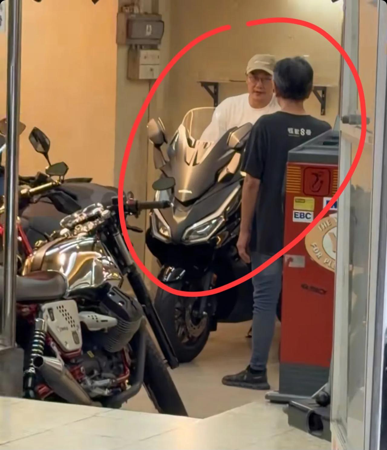 偶遇陈奕迅在香港铜锣湾提摩托车，他的眼光真好，选的是本田佛沙350，裸车落地价4