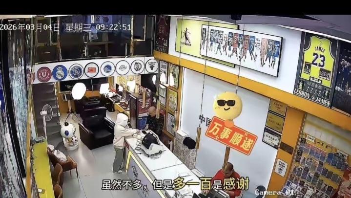 谁懂啊!福州这一幕，看哭无数打工人。深夜的街头，一个女孩求职屡屡被拒，身无分文，