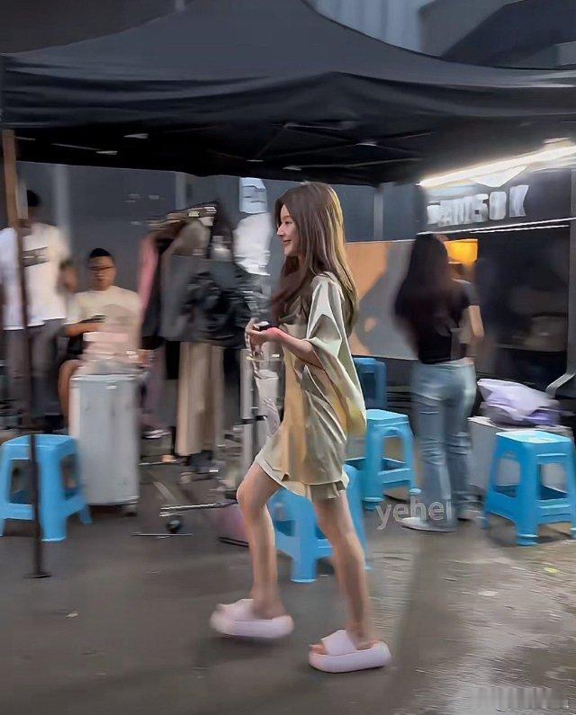 许我耀眼剧组对于服装的要求可谓相当之高，就连男女主的睡衣都是纯真丝的。 ​​​