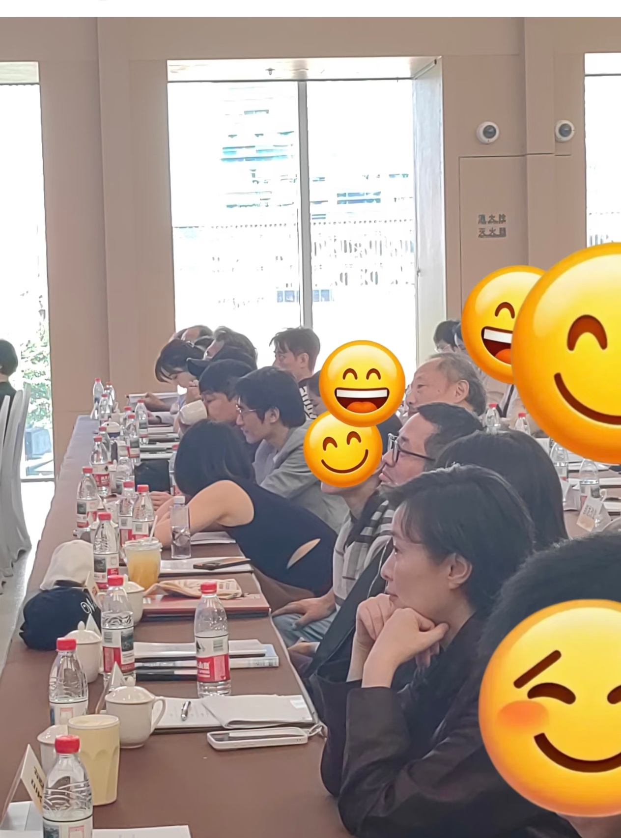 韩导挨着邵导，哈哈 ​​​。韩导右边是被邵导怼字丑的陈导。 ​​​