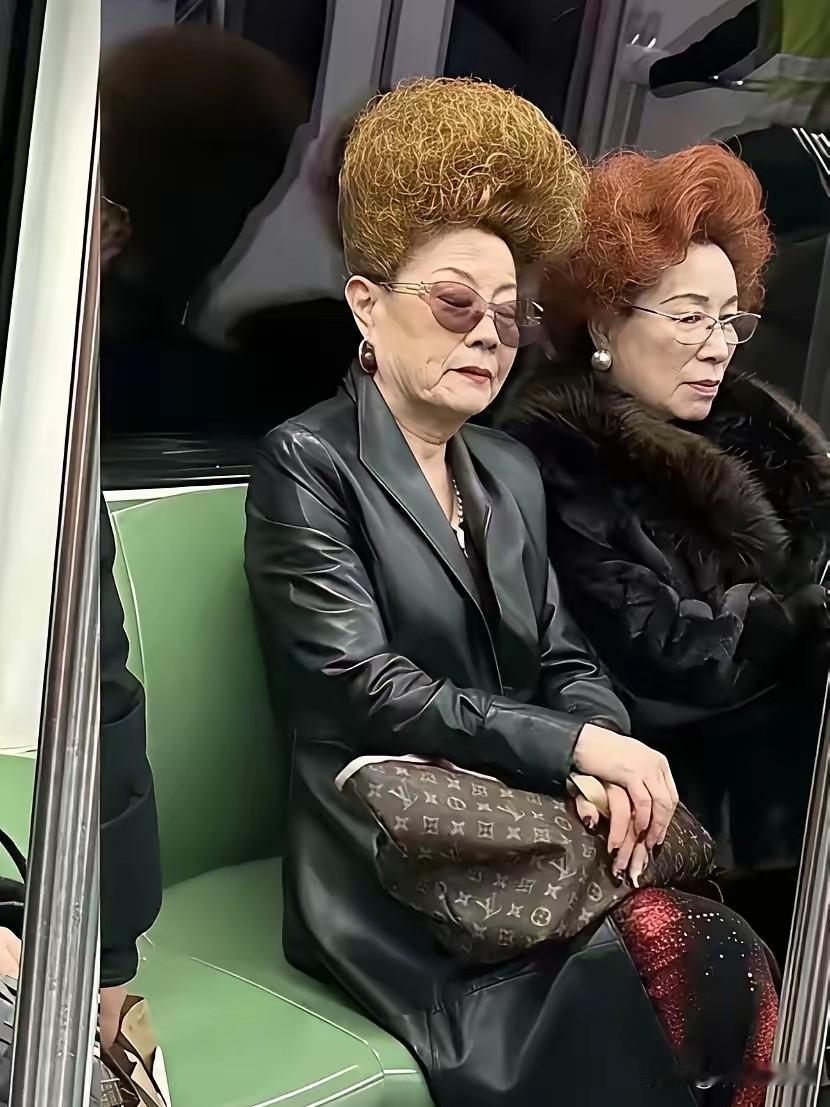 这款火鸡发型，当年真是火到不行，满大街的时尚中年妇女，10个有8个都会烫这种火鸡