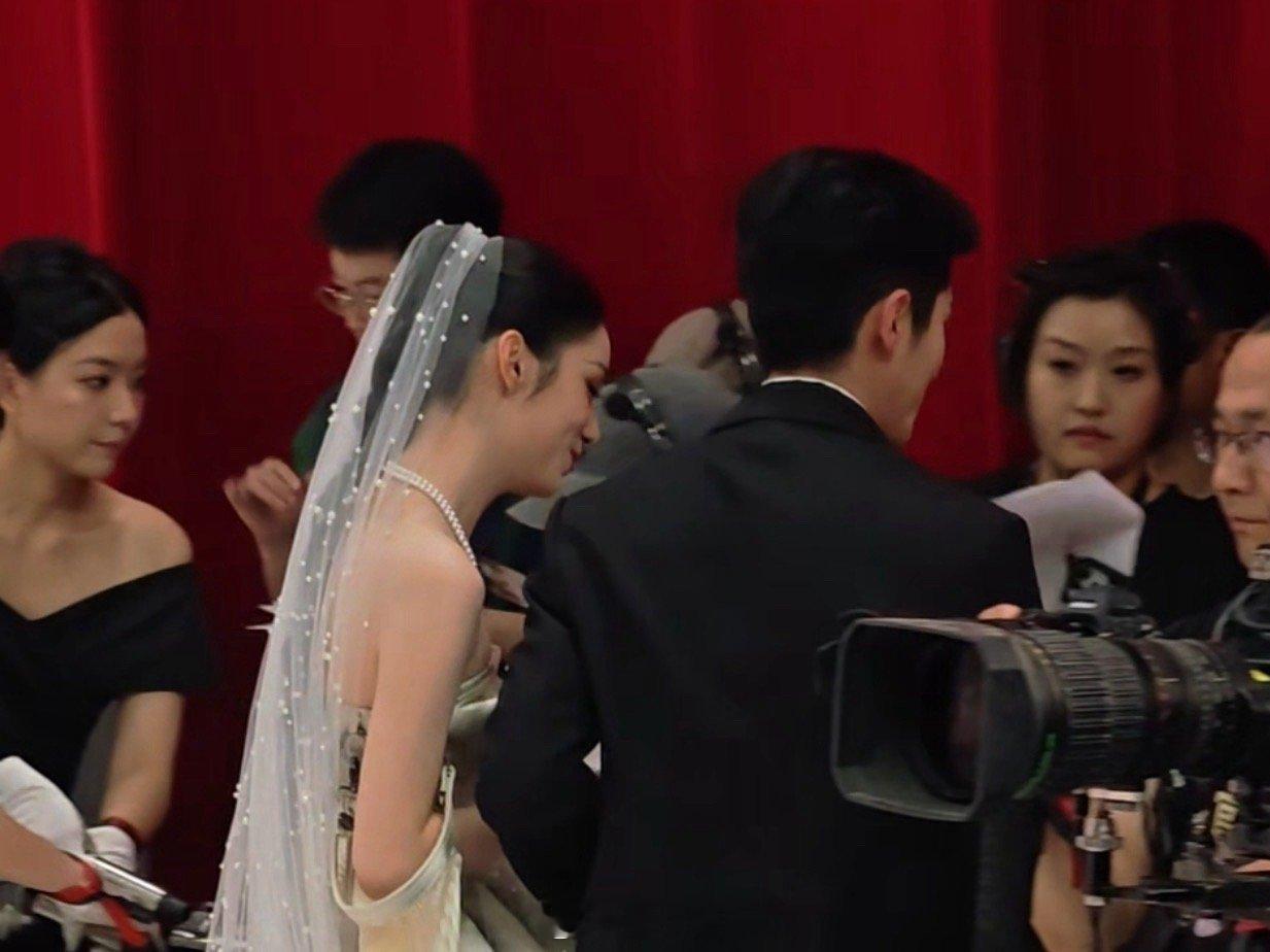 周也丞磊走红毯像婚礼现场周也、丞磊在腾讯视频《星光大赏》合体走红毯，就是说周也、