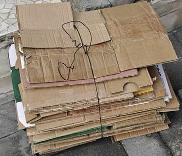 我家阳台角落里，常年堆着几摞纸皮。买东西的包装盒，拆开就顺手叠好，用绳子捆上，攒