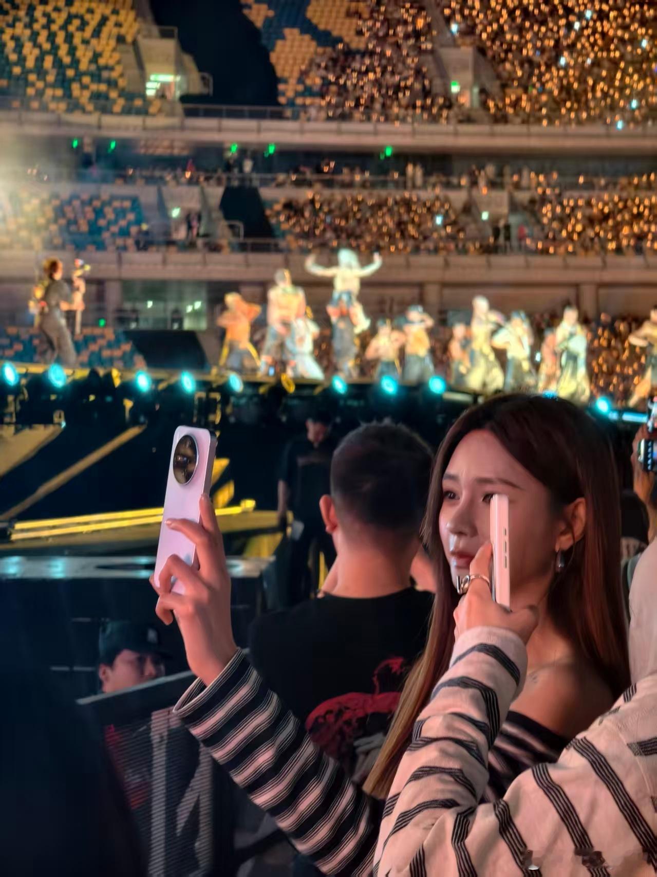 蔡依林西安演唱会百万直拍这不是沈梦辰吗？现身蔡依林演唱会还拿着 vivo X30