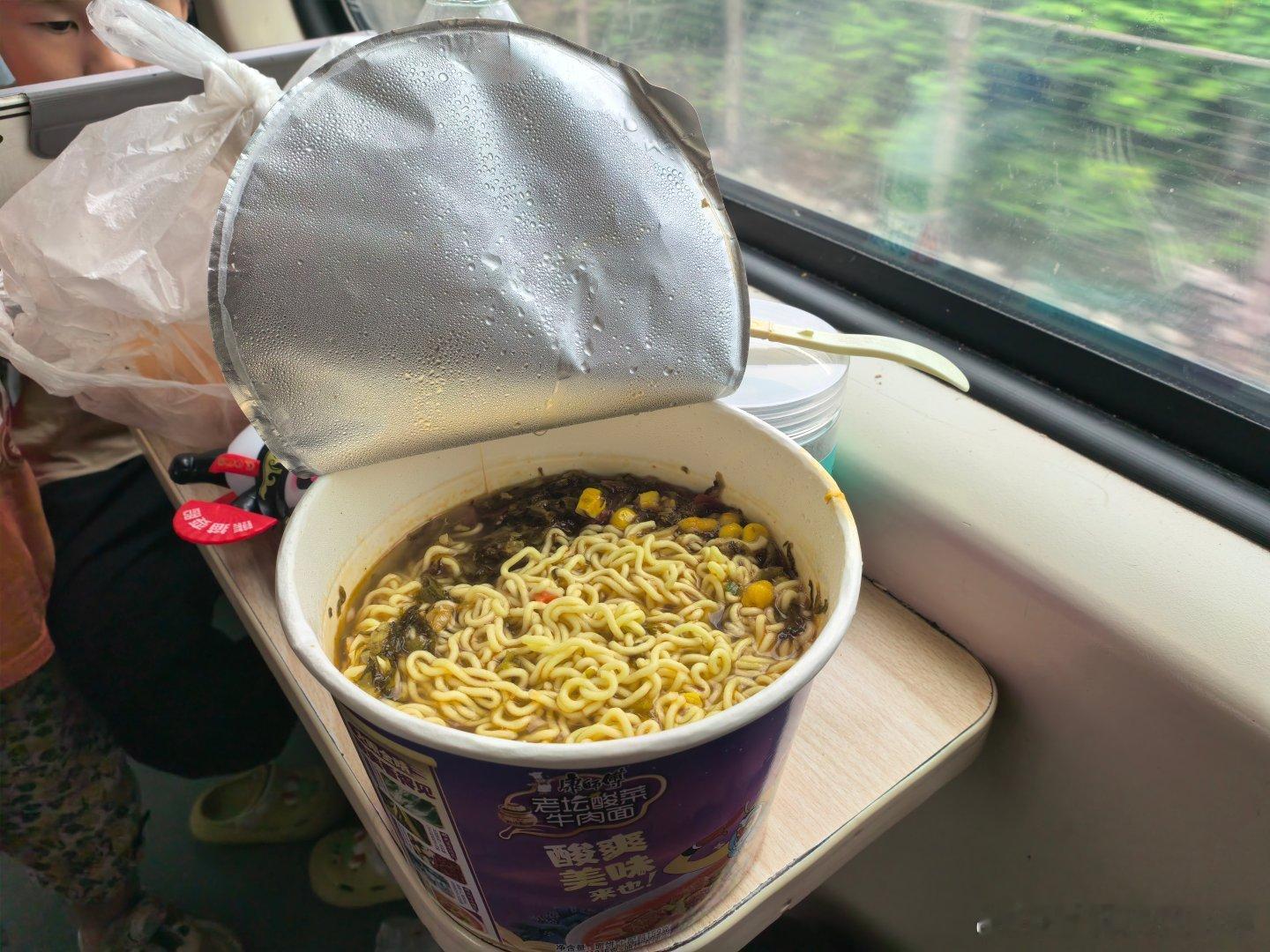失策呀！坐19小时的火车，我就准备一桶泡面，现在肚子饿死了，火车的盒饭又难吃又贵