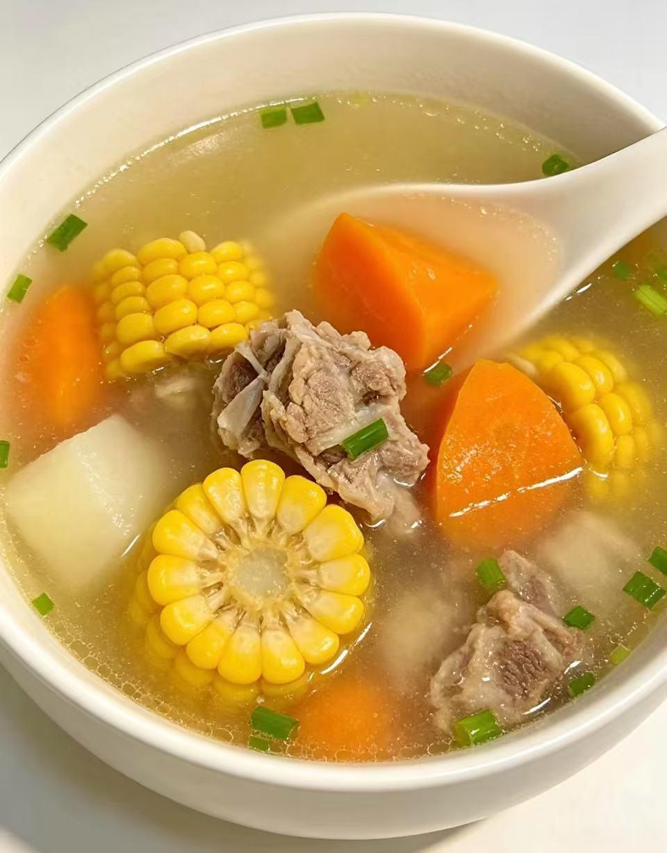 暖心暖胃的玉米排骨汤，营养又美味。