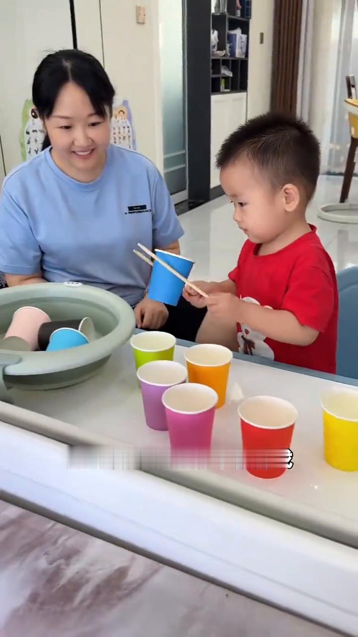 由于我育婴师老婆不停的练他，从一个月开始练追使，三个月练翻身，五个月练抓我，六个