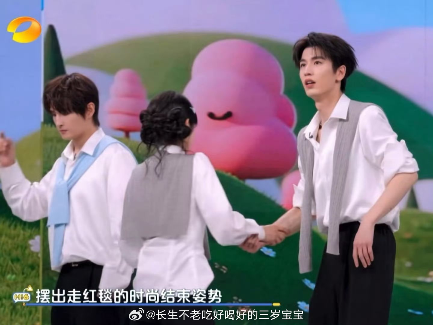 张凌赫田曦薇下意识的牵手不是我说，这个下意识的牵手真的太好嗑了！就是那种身体比脑