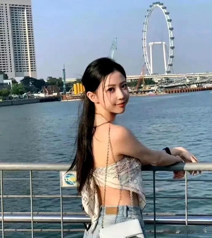 知道潘玮柏的老婆身材好，没想到这么好，一片丝巾都能当上衣，，😌