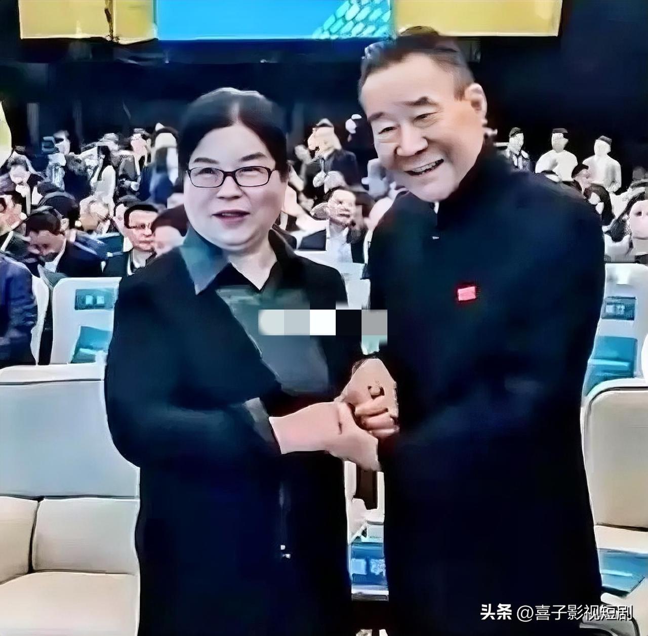 焦裕禄女儿与李雪健同框，温暖与敬意交织

2026年3月29日，郑州中国网络媒体